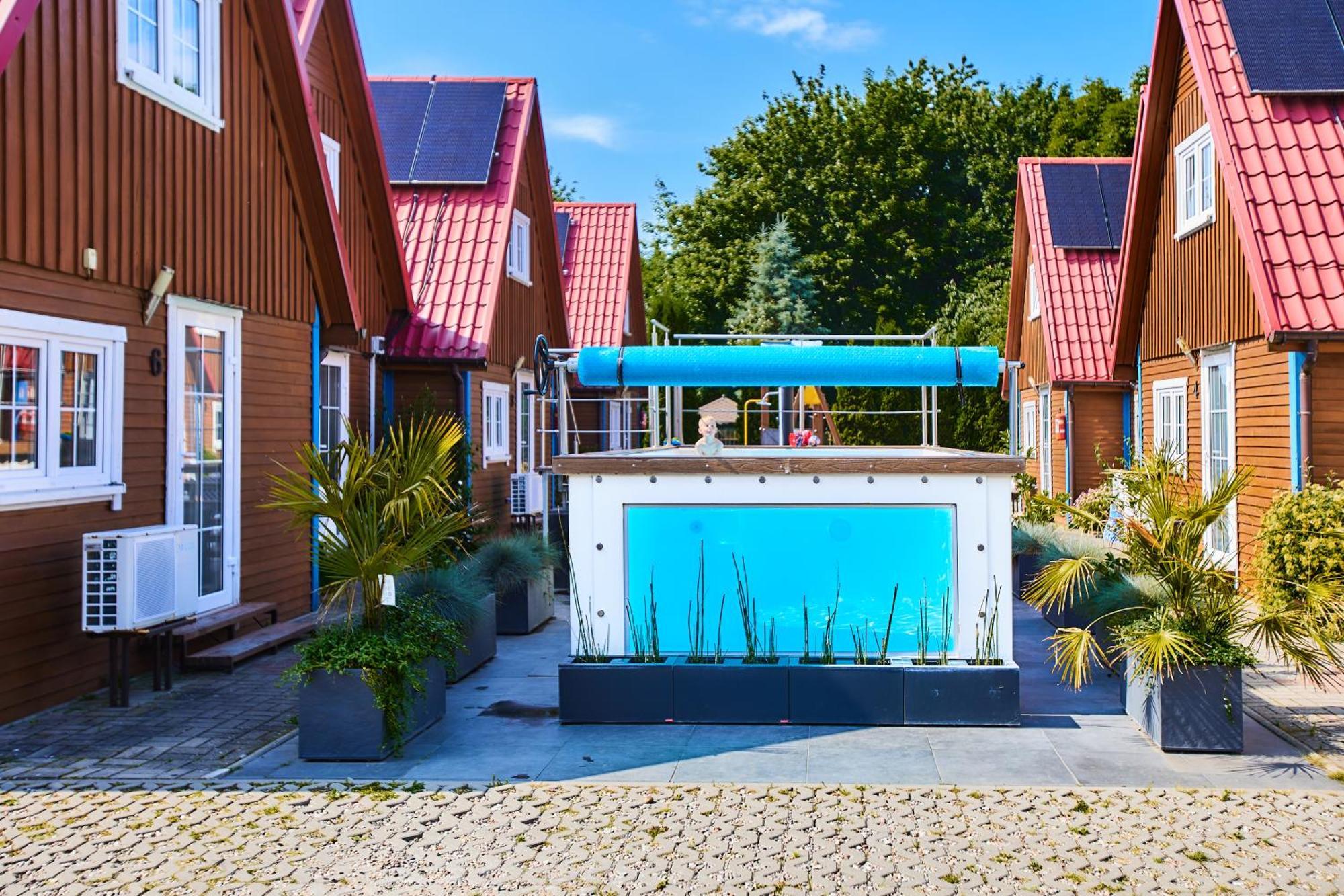 Kompleks Wypoczynkowy Pomerania Z Podgrzewanym Basenem 30 Metrow Do Morza Rewal Extérieur photo